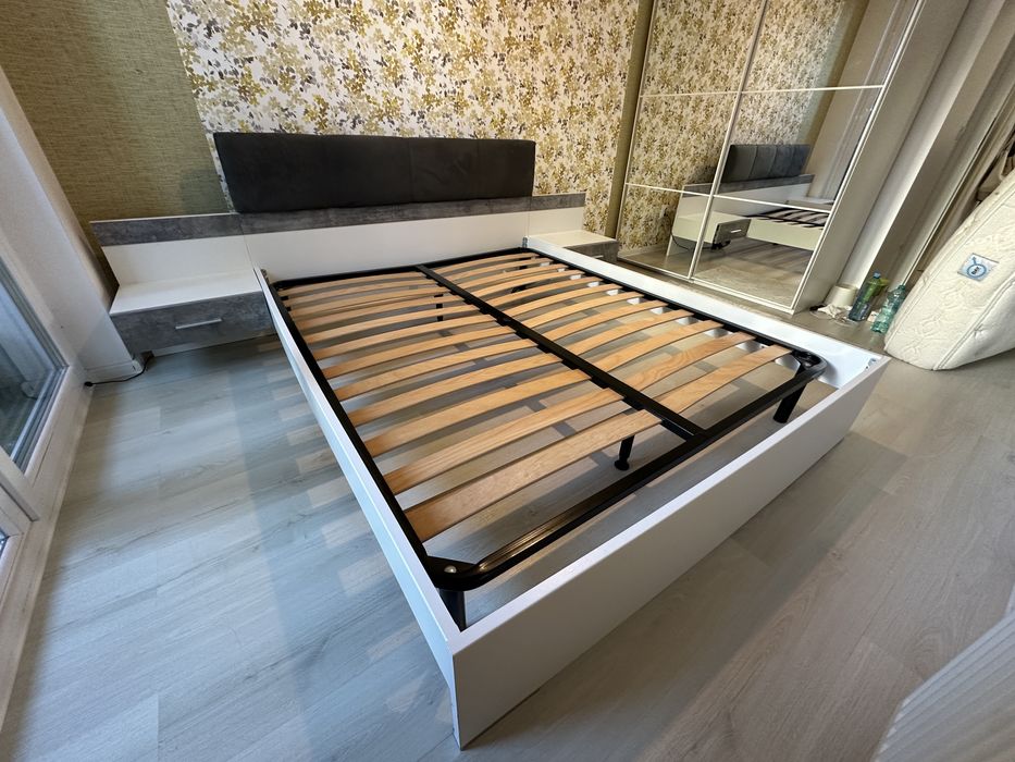 Pat matrimonial 160x200 cu somniera metalica si noptiere