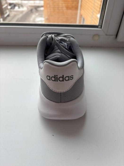 Кроссовки Adidas. Серые 40.5