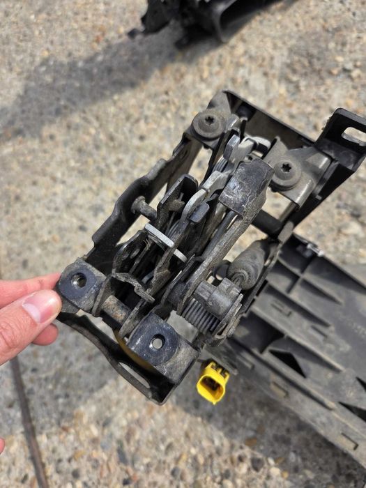 Suport far stanga dreapta complet cu broasca incuietoare BMW seria 5 F10 F11 cod 7200793 7200794