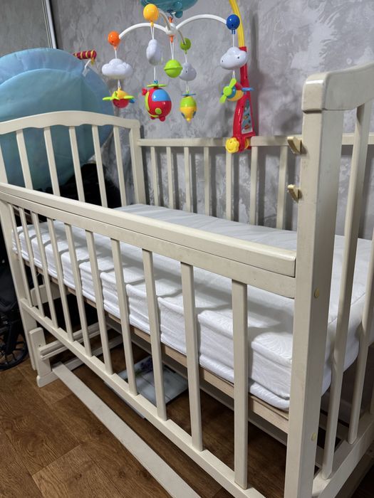 Детская кроватка с маятником