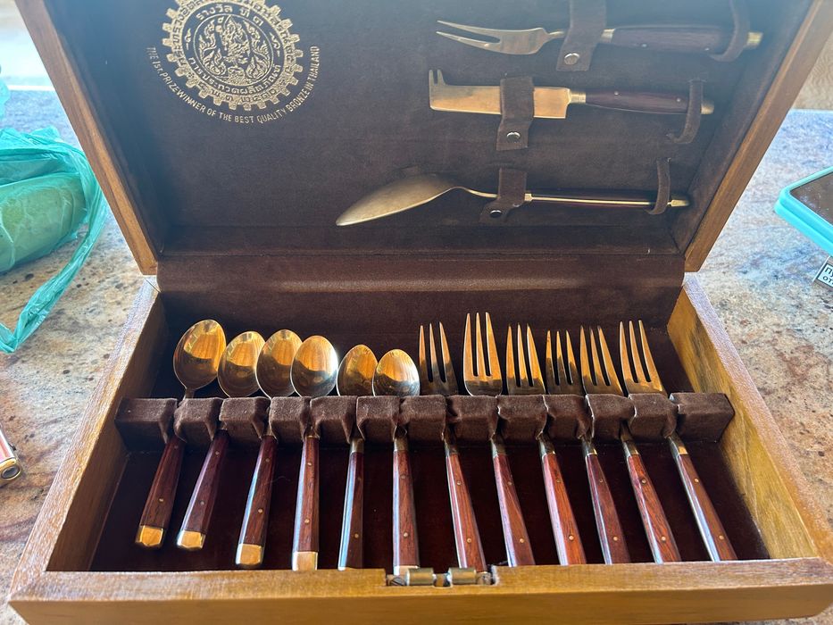 Прибори за хранене от бронз 15части в масивна дървена  кутия.