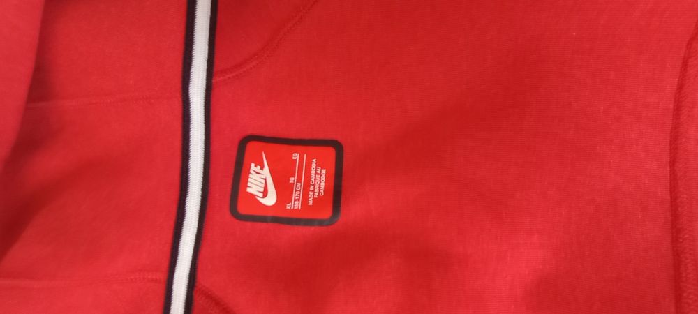 Nike tech culoare roșie