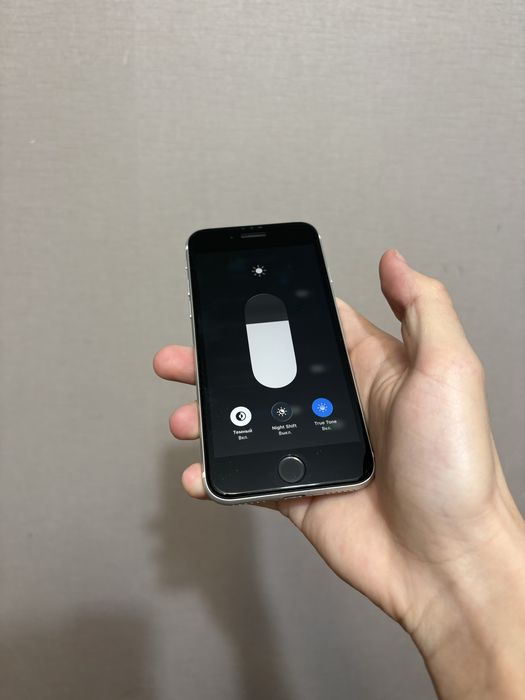 Продам Iphone SE3 (2022)