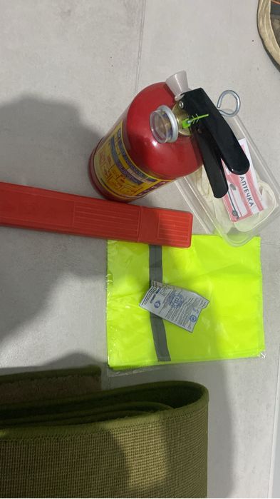 Комплект для авто огнетушитель автоаптечка