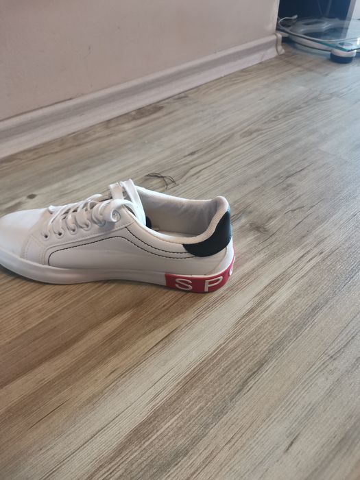 Спортни обувки бяло и черно