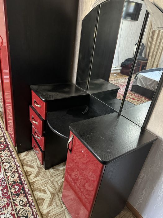 Продам шкаф+комод с зеркалом