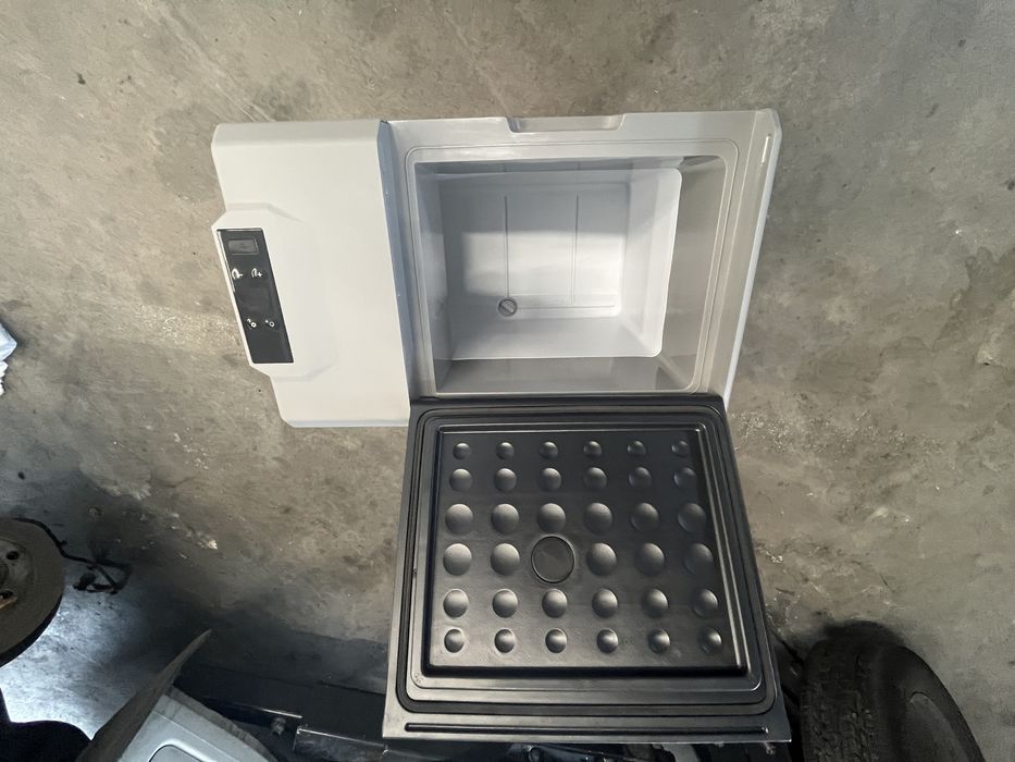 Преносим хладилник фризер 40л компресорен