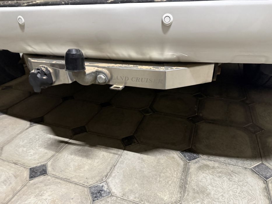Фаркоп на ланд крузер 200