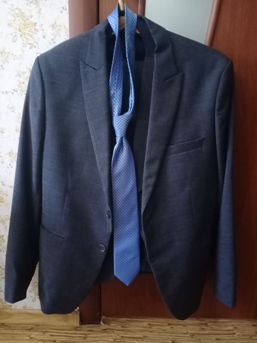 Продам костюм тройку