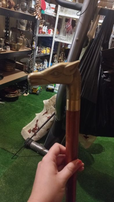 Стар бастун със скрито острие