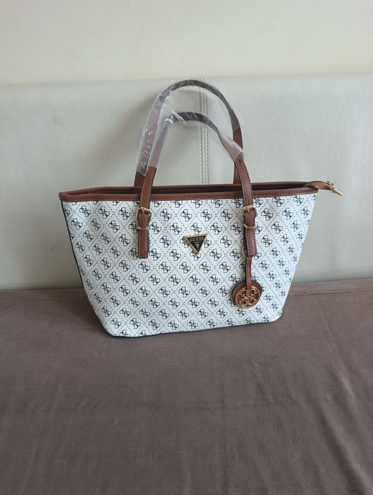 Дамска чанта GUESS