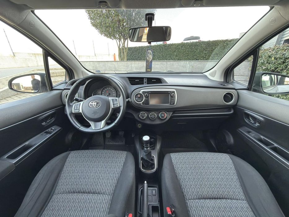 Продавам Toyota Yaris  2013г