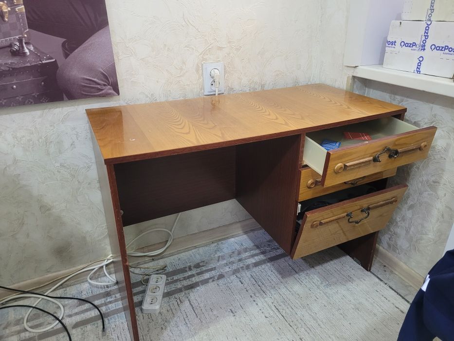 Письменный стол для компьютера