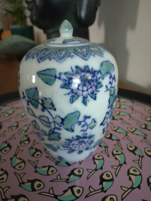 Керамичен съд от Япония с дизайн на цветя