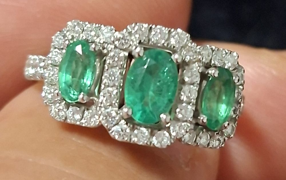 Vand inel aur alb 18k+ 3 smaralde si diamante naturale