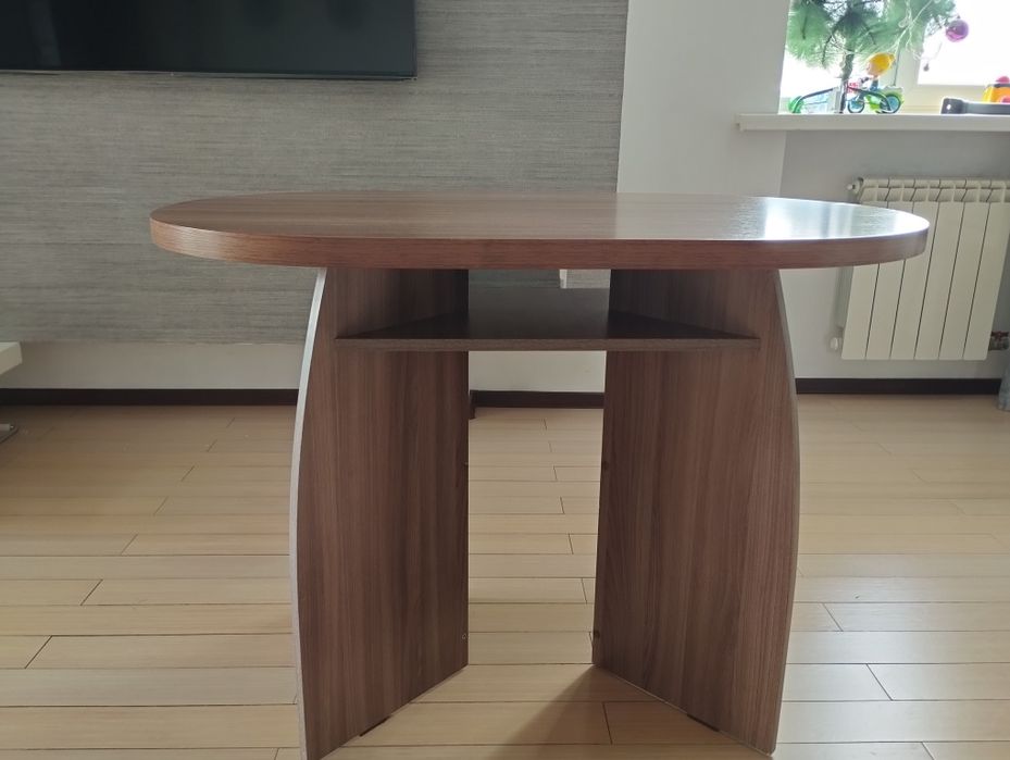 Продается деревянный  стол.