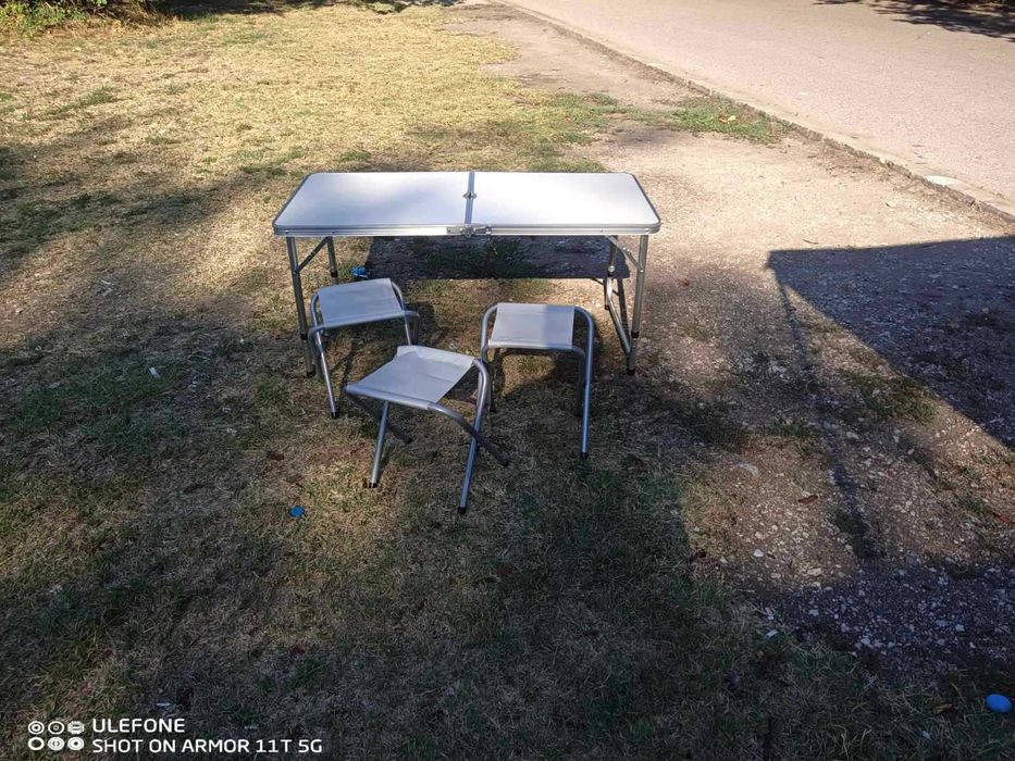 Сгъваема маса с четири стола