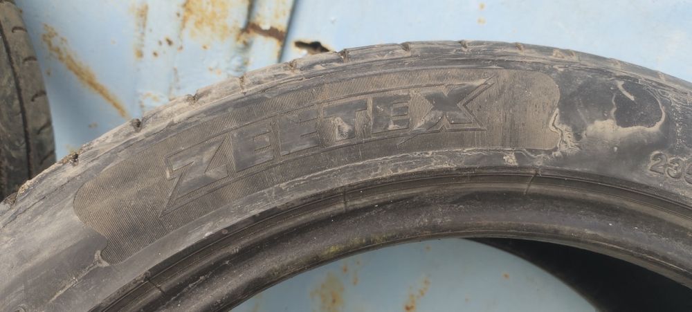 Продам резину на запаску 235,45,18
