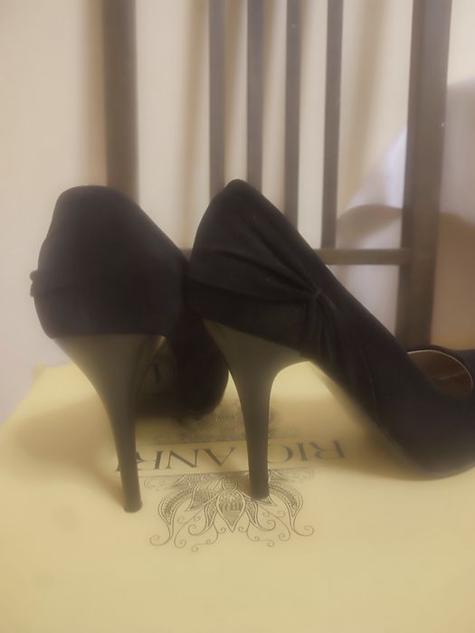 Продам черные туфли замшевые