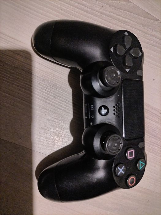 Vând o manetă PS 4 este ok se da cu proba