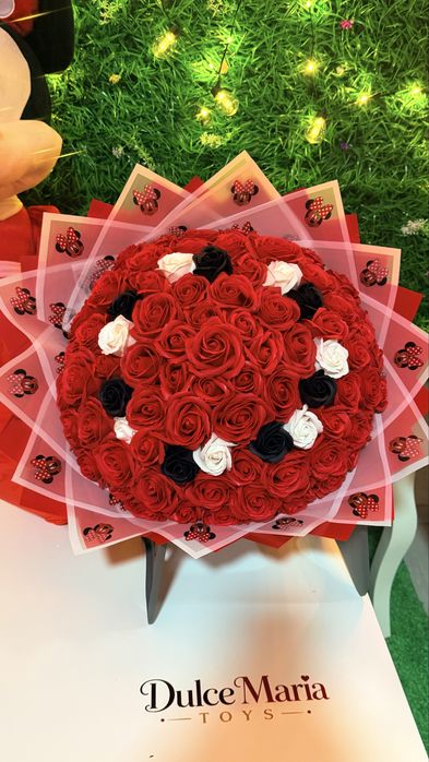 Pachet cadou Minnie Mouse uriașă și buchet 101 trandafiri
