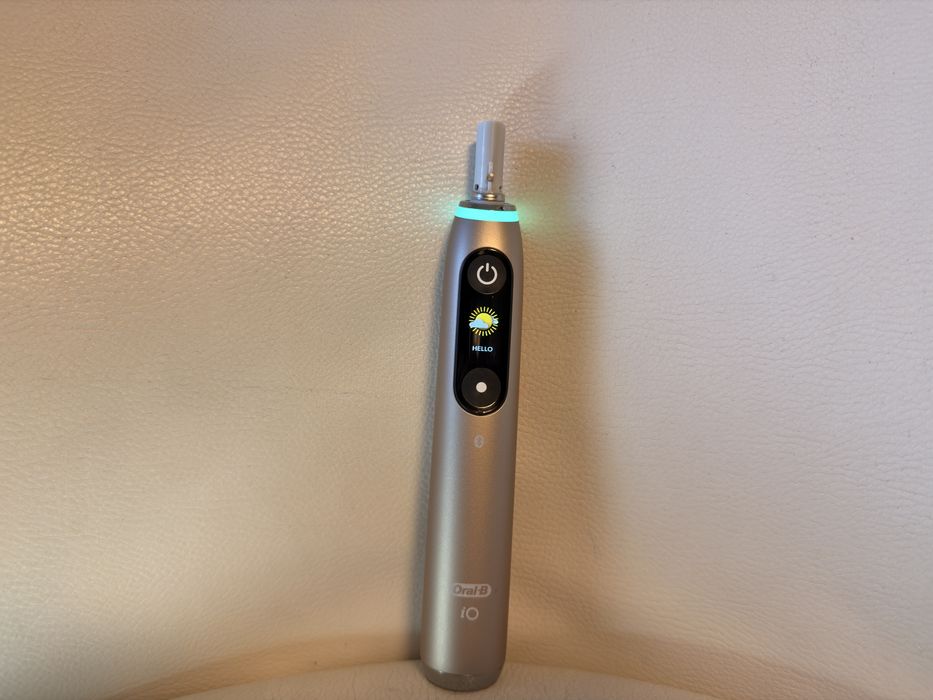 Oral B io10 Gold incarcator ioSense