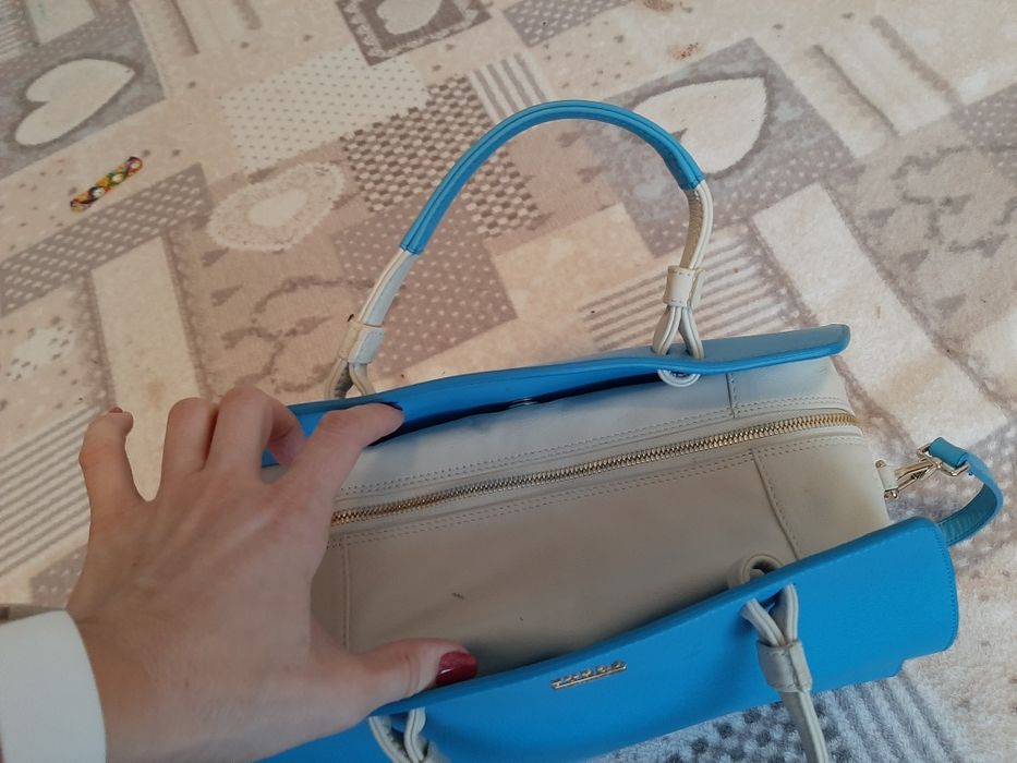 Furla albastra..