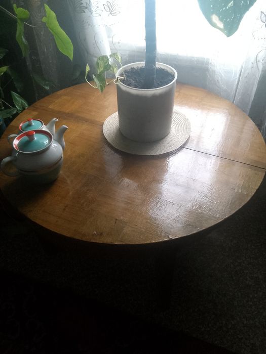 Стол круглый деревянный.