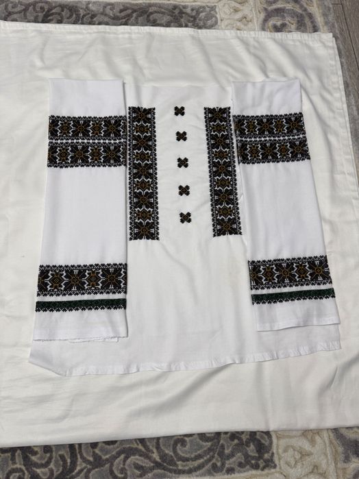 Cămașă cusută cu mărgele manual