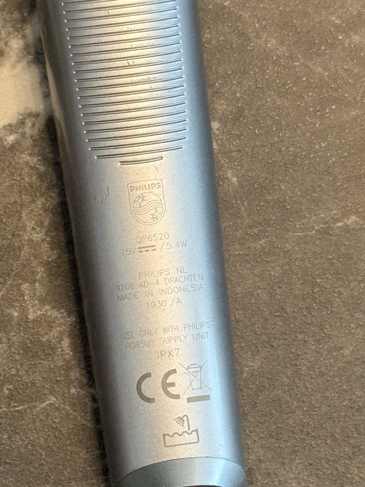 Philips OneBlade Pro QP6520 – Aparat Tuns/Bărbierit + Stand Încărcare