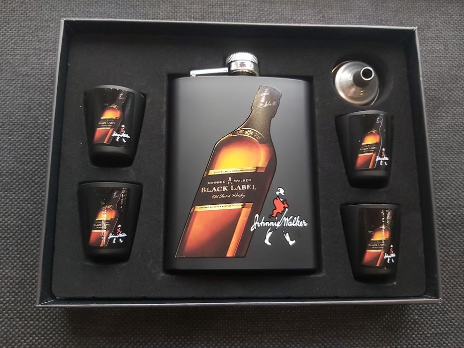 Подаръчен комплект манерка и чаши Johnnie Walker