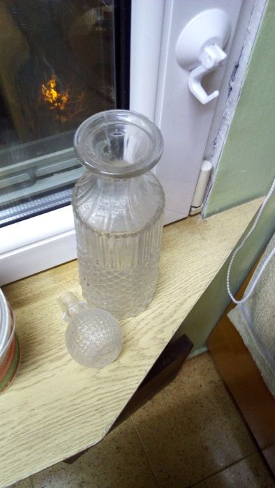 Продавам стъклена гарафа