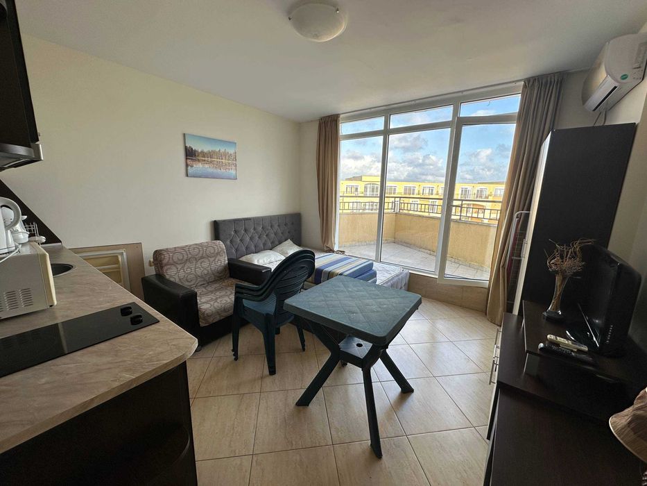 Обзаведен едностаен апартамент с панорама море, Първа линия