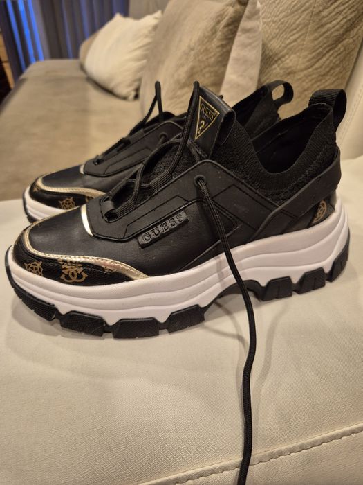 Продават се оригинални обувки GUESS