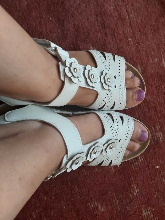 Бели сандали - много леки