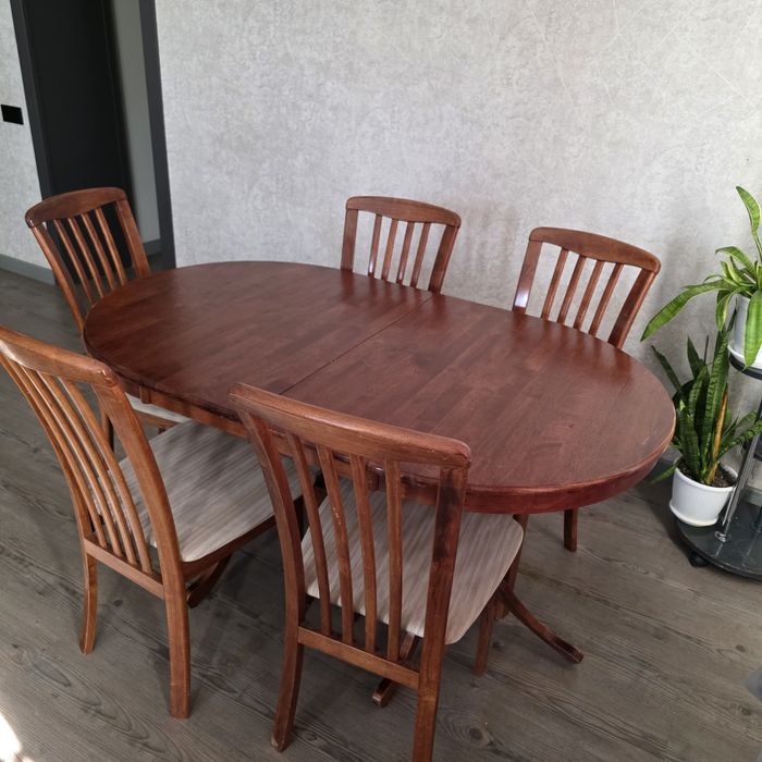 обеденный стол и стулья