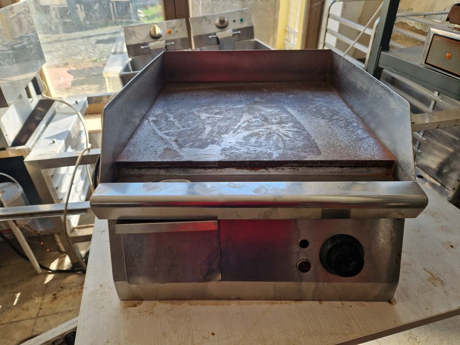 Gratar pe curent sau gaz cu banc, din inox, cu suport, sau electric