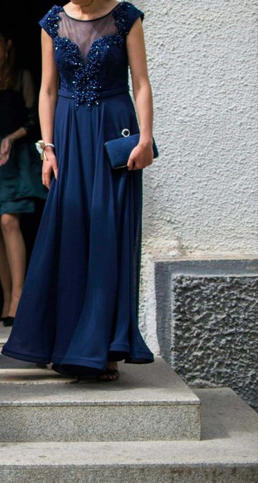 Официална рокля.