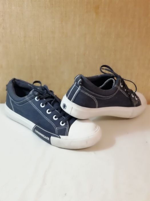 Продам кеды, кроссовки  недорого.