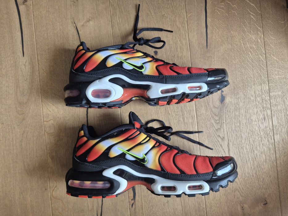 NIKE AIR MAX PLUS
Black/ Team Orange-Team Red