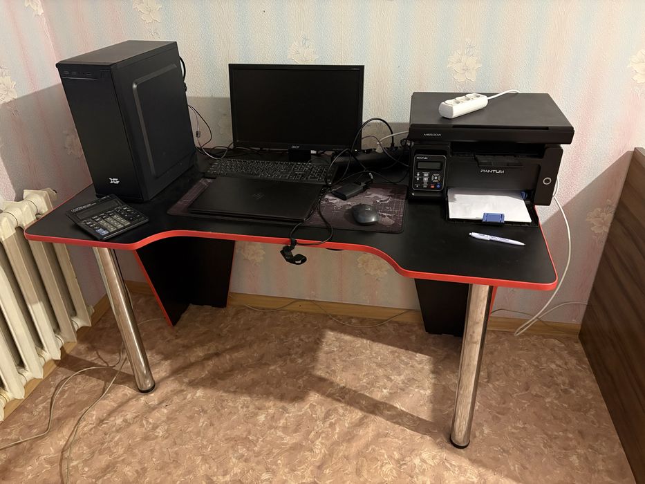 Срочно продам компьютерный стол