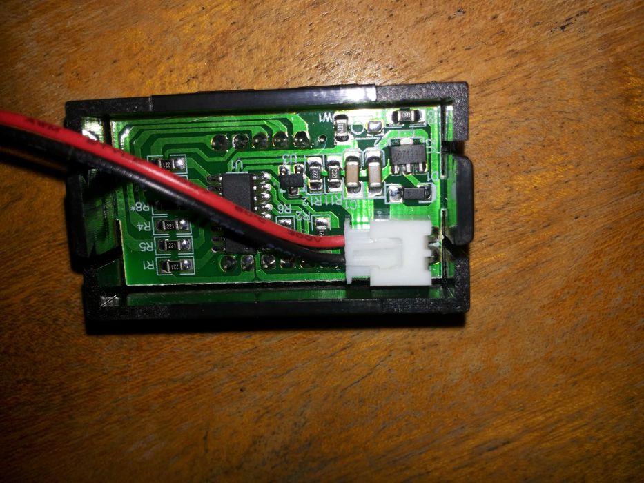 Автомобилен волтметър цифров