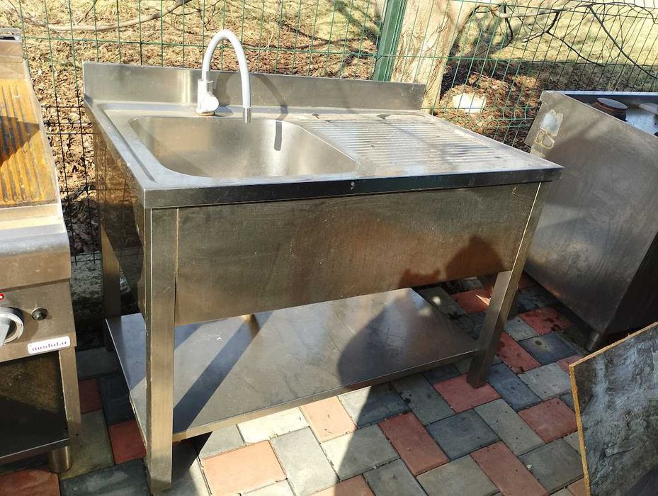 masa  mese chiuvete  de inox   de restaurant