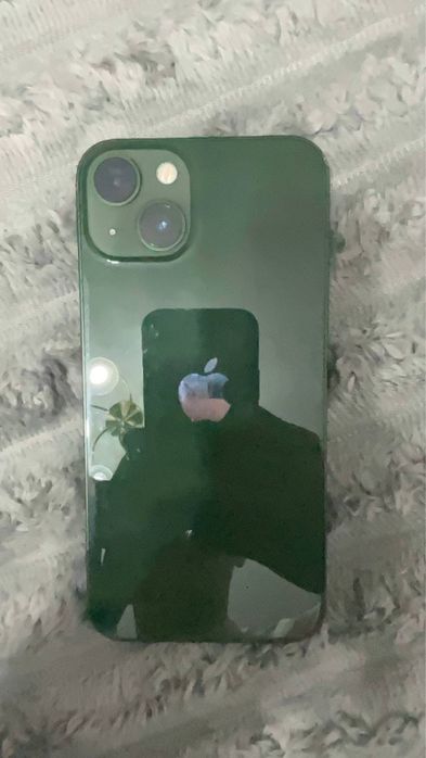 Телефон iPhone 13