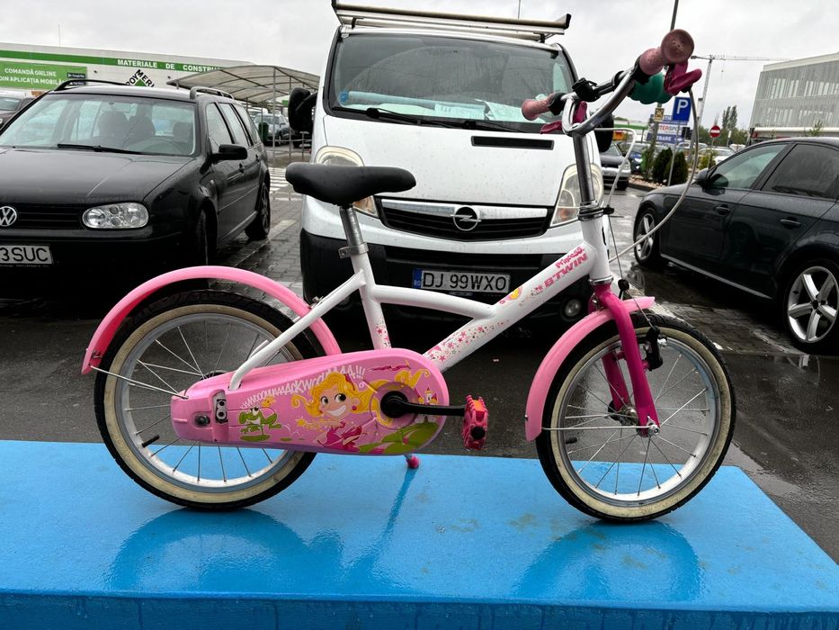 Vînd bicicletă fetiță