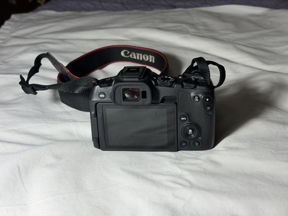 прадается фотоапарат canon eos r8