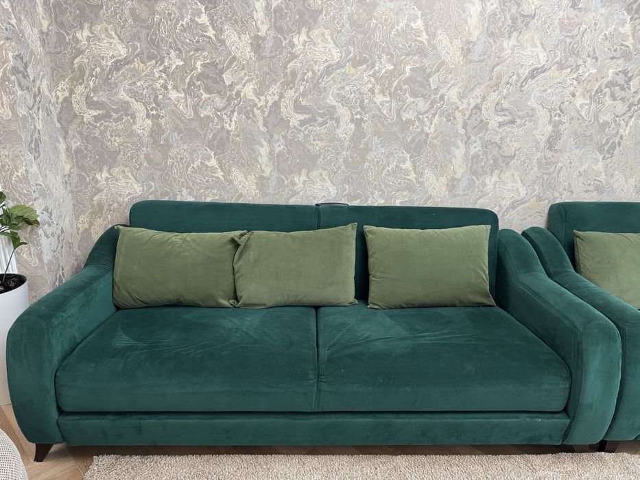 Диван с тремя подушками