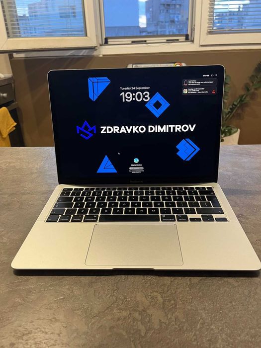 лаптоп Macbook Air 13-inch, 2020 година