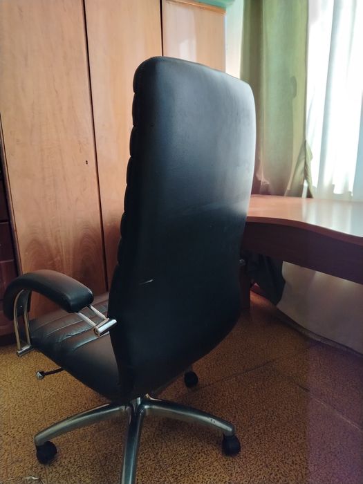 Офисное кресло и стол
