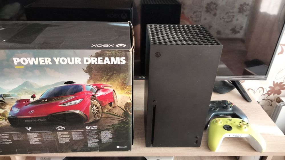 Продам X Box series X в отличном состоянии